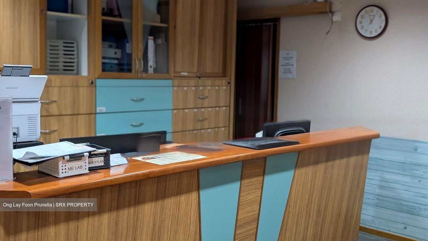 Mount Elizabeth Hospital (D9), Retail #476174991